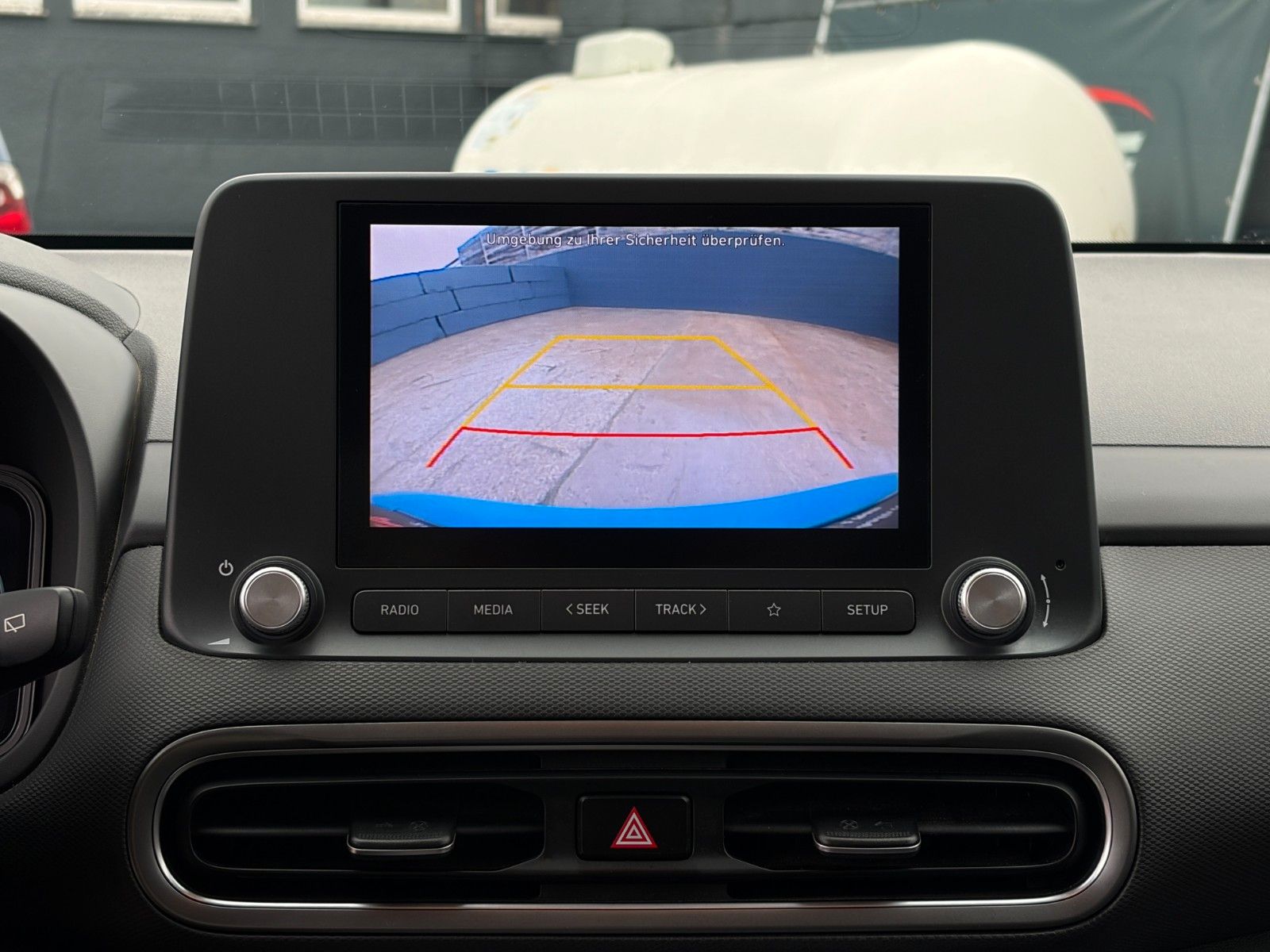 Fahrzeugabbildung Hyundai KONA E Basis 2WD LKAS CAM CarPlay DAB+ 17" 305km