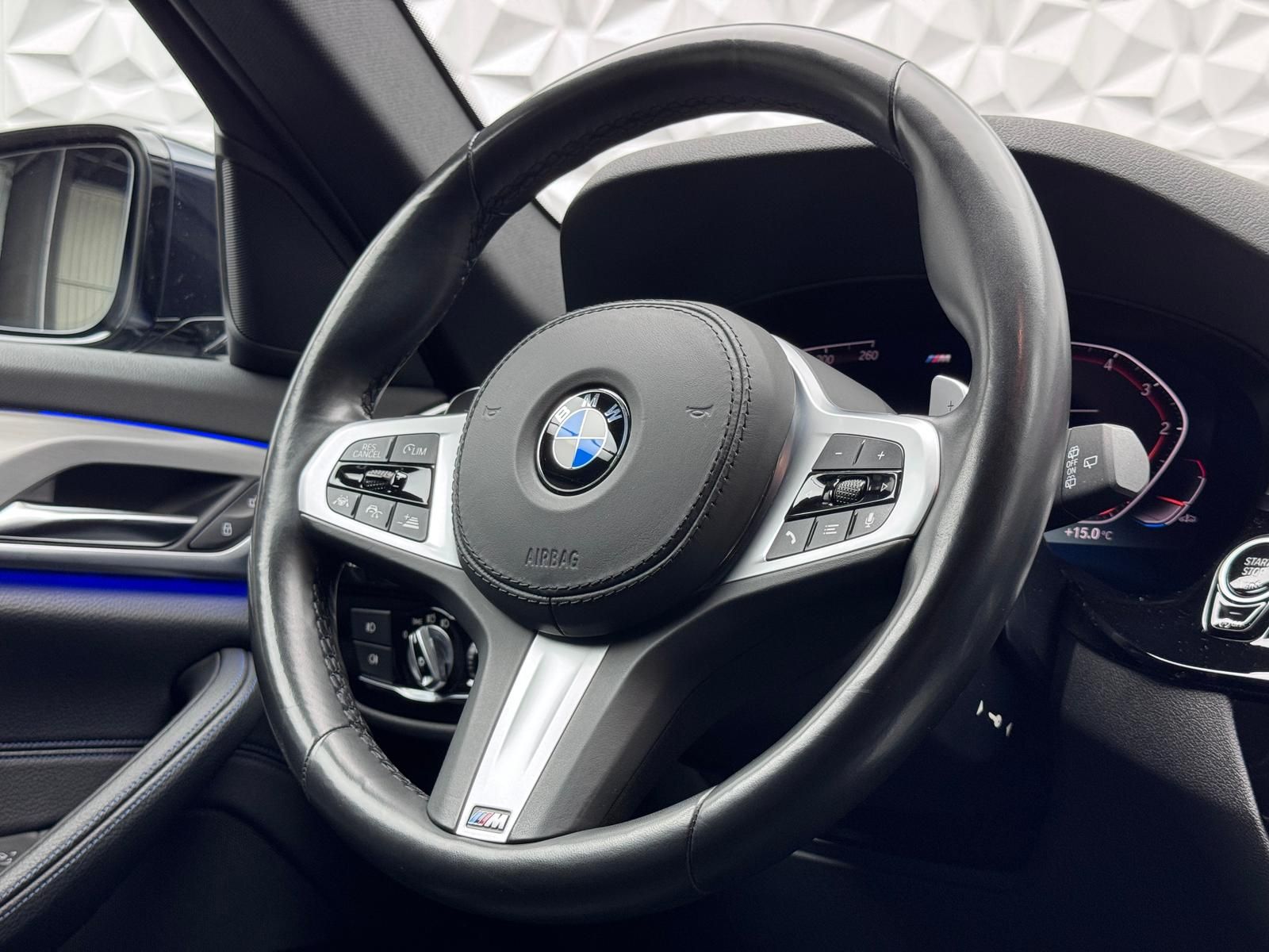 Fahrzeugabbildung BMW 520d M-PAKET/ACC/PANO/HUD/DA+/KEYL/LED/R-CAM/DAB