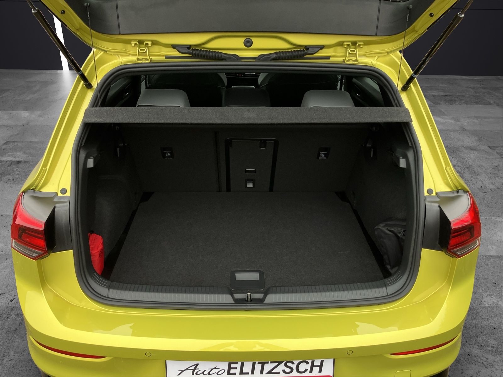 Fahrzeugabbildung Volkswagen Golf VIII 1.5 TSI R-Line DSG LED+ ACC RFK NAVI T
