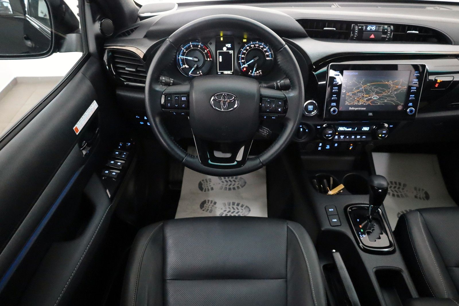 Fahrzeugabbildung Toyota Hilux 2.8 D-4D Invincible, Rollbügel, Rollo, AHK