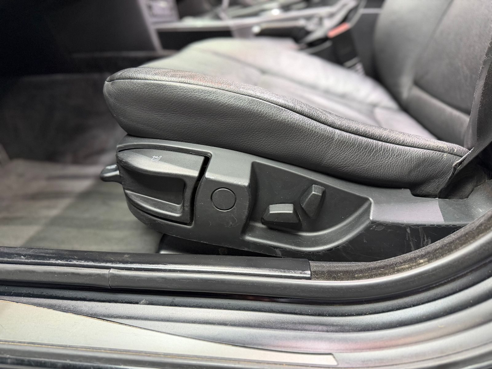 Fahrzeugabbildung BMW 523I Touring |PDC|PANO|NAVI|LEDER
