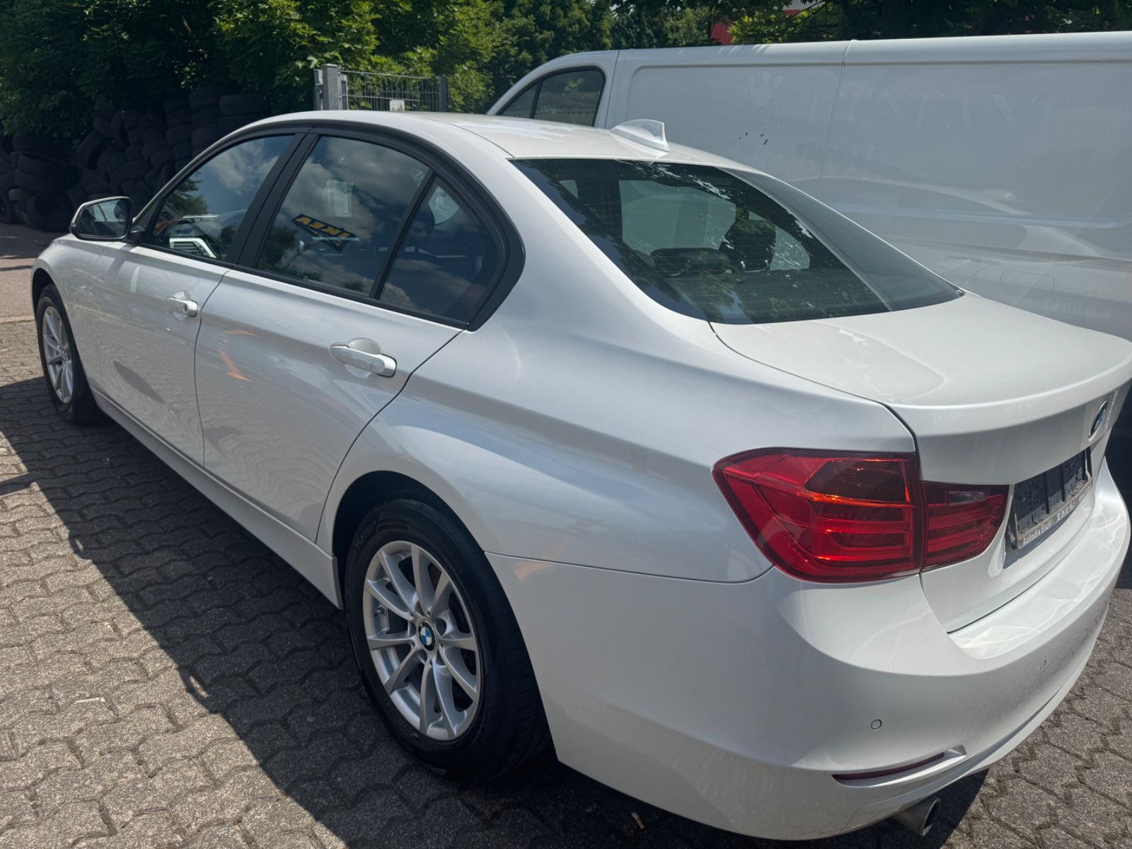 Fahrzeugabbildung BMW 318 Baureihe 3 Lim. 318 d xDrive Navi+Bluetooth