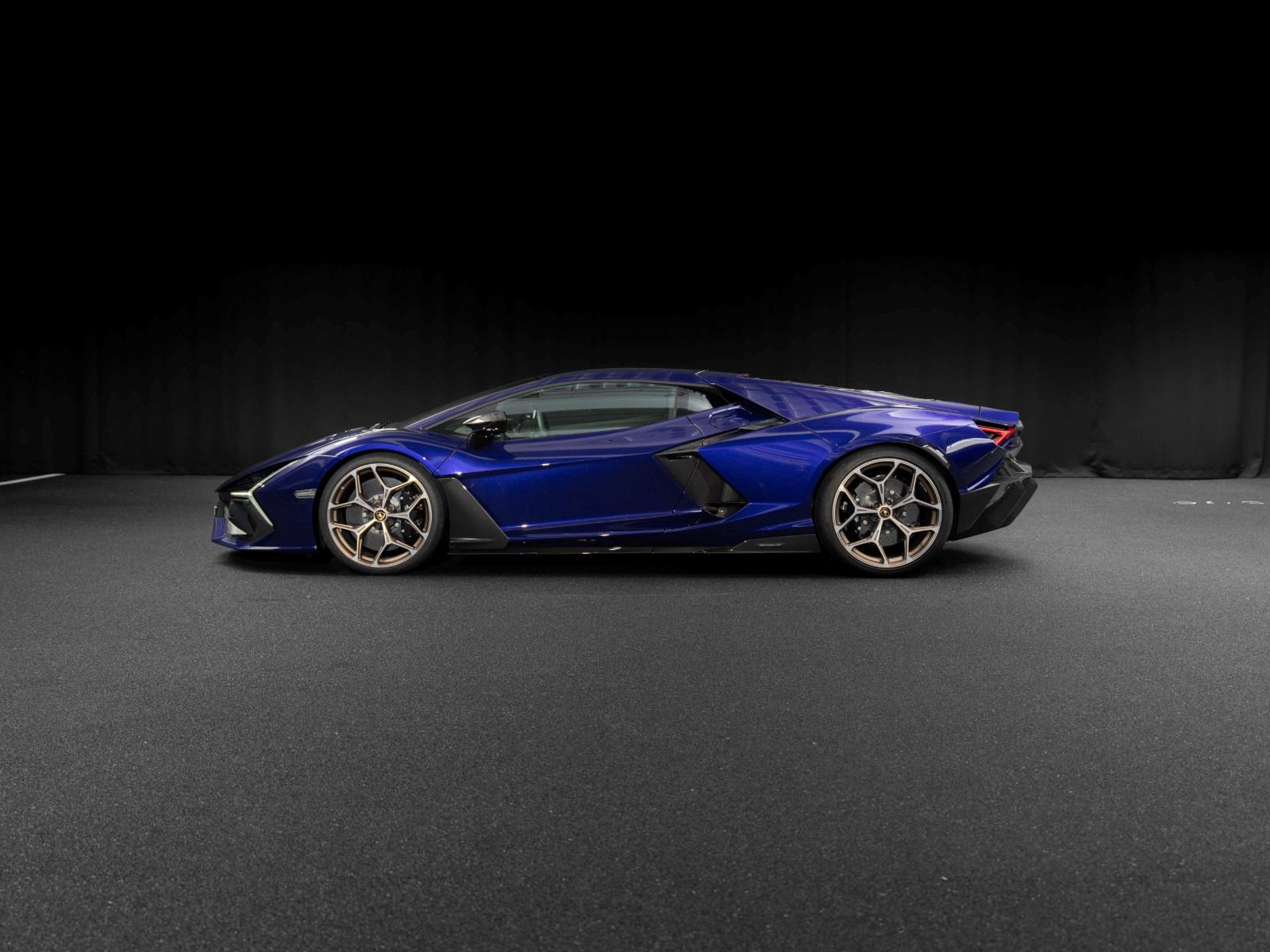 Lamborghini Revuelto - exterior carbon packages