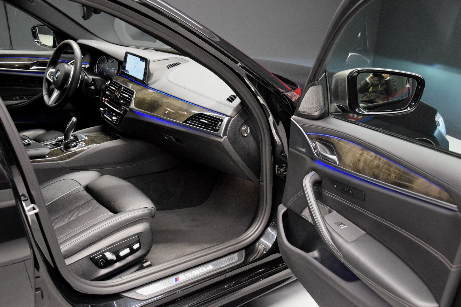Fahrzeugabbildung BMW M550d xDr Tour Pano H/K HuD ACC Sitzlüft Massage