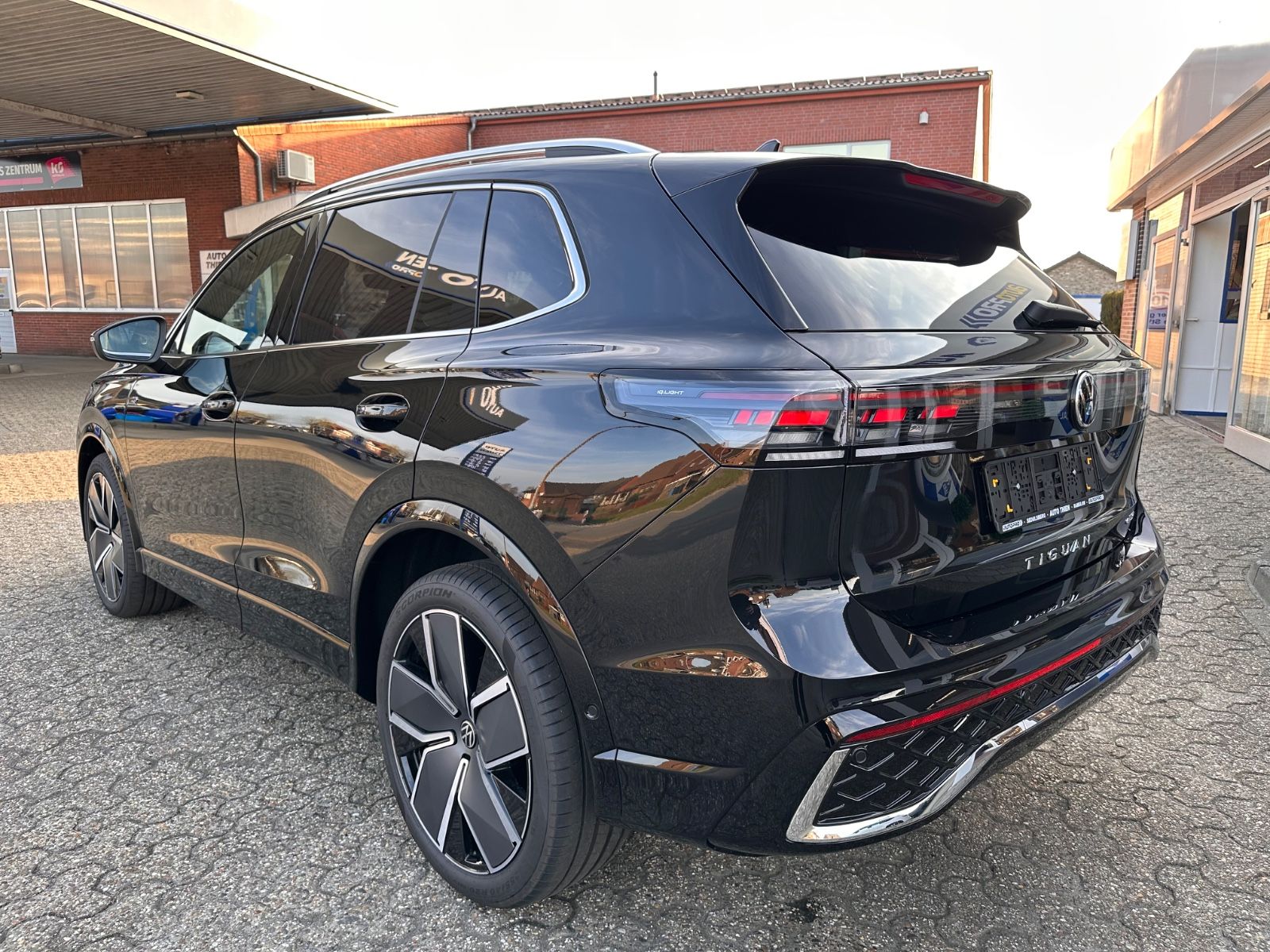 Fahrzeugabbildung Volkswagen Tiguan R-Line 1.5 eTSI AHK/Matrix/Navi/APP/ACC