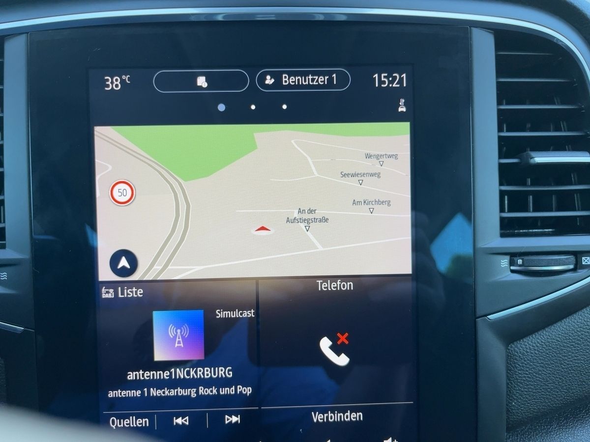 Fahrzeugabbildung Renault Megane Grandtour R.S. LINE Plug-in 160 SHZ - mit KI generiert/bearbeitet