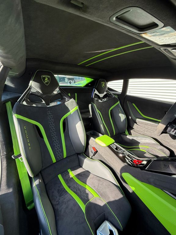 LAMBORGHINI Huracán 2024