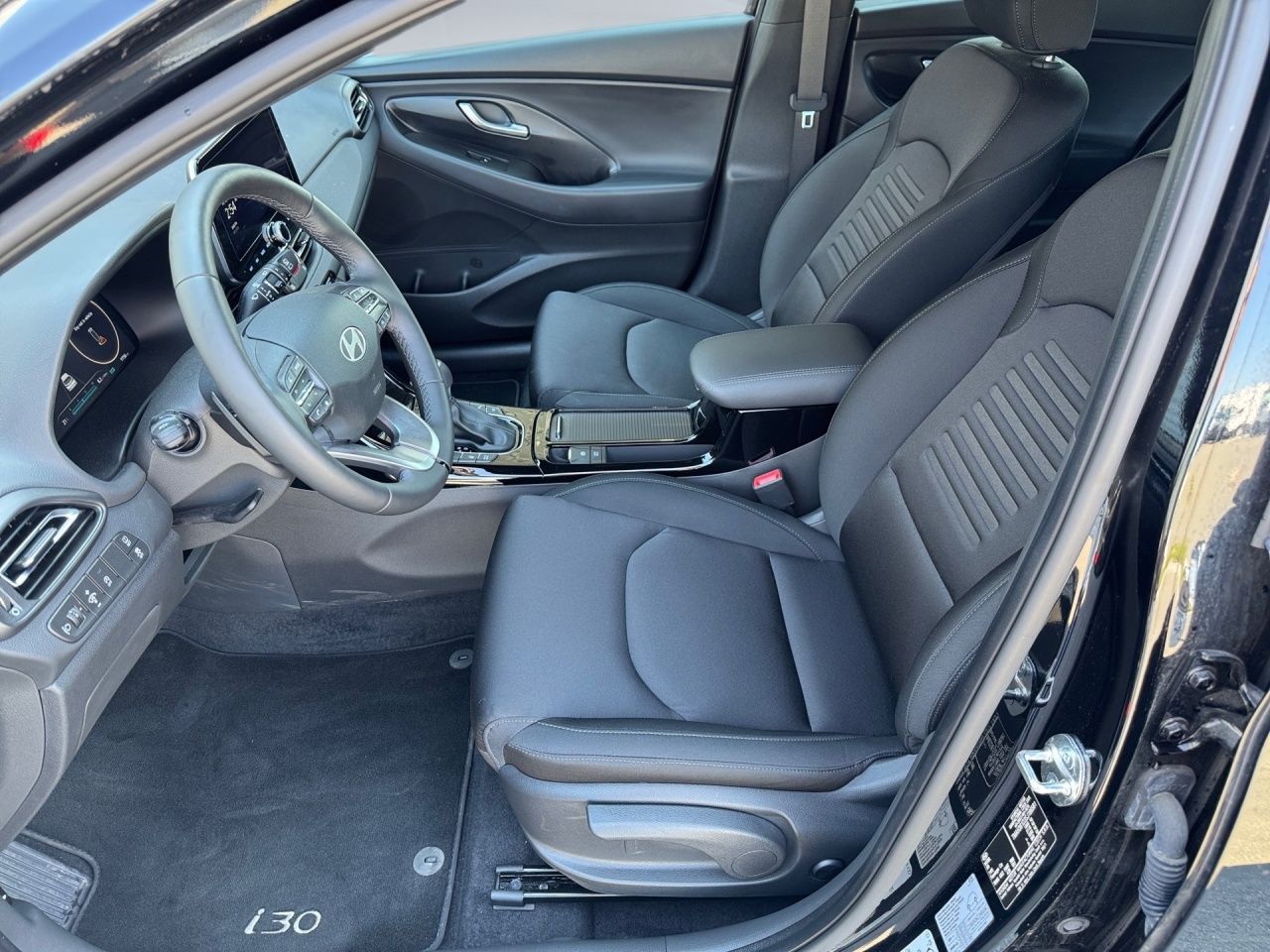 Fahrzeugabbildung Hyundai i30 ADVANTAGE LED*2Z-KLI*NAVI*WINTER*CARPL*KEYL*