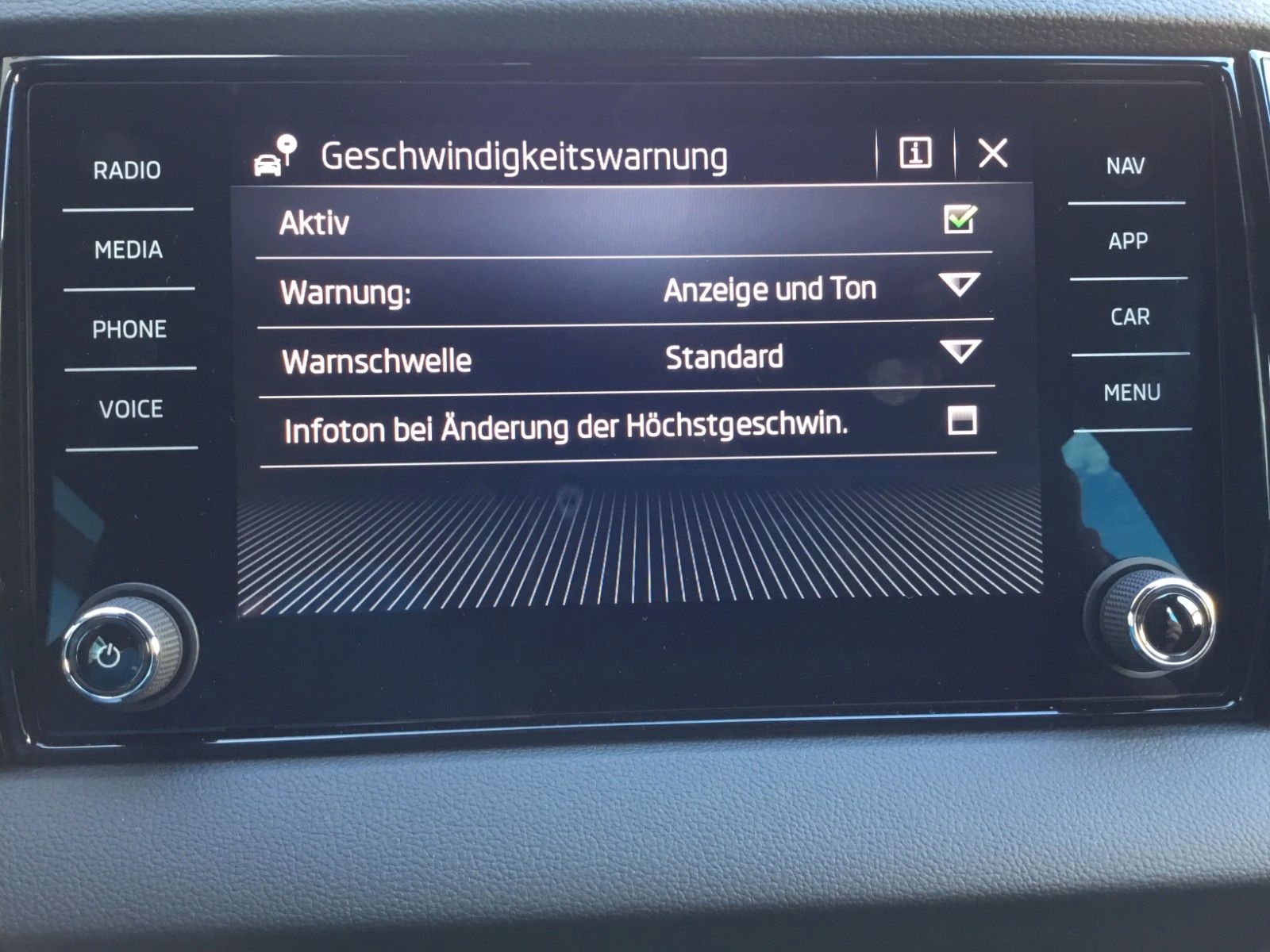 Fahrzeugabbildung SKODA Karoq 2.0l TSI DSG 4x4 Sportline+Pano+Standheizu