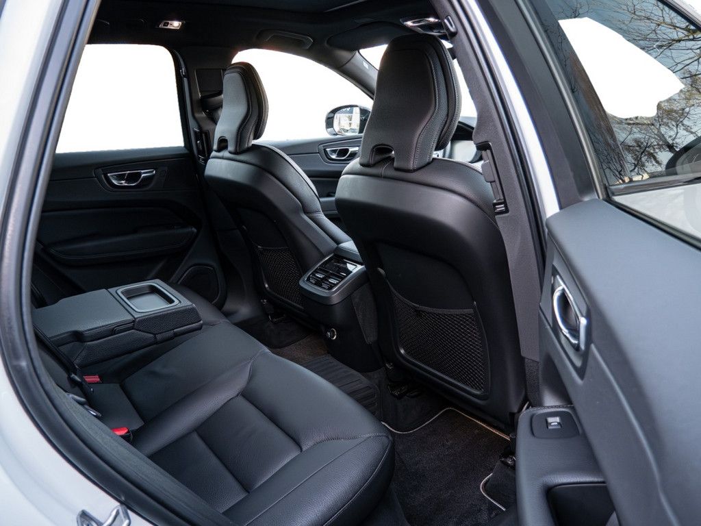 Volvo XC60 B4 Diesel R-Design AWD Pano ACC Leder foto 6