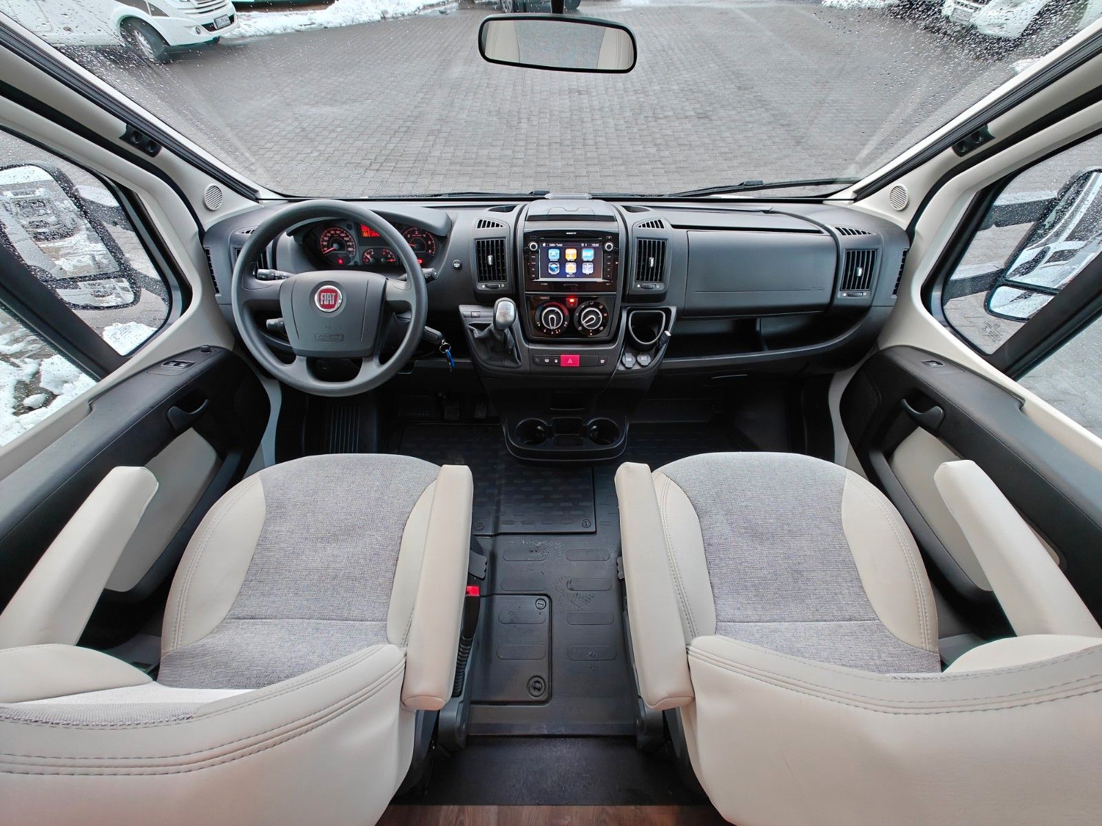 Fahrzeugabbildung Carado T-348 - Automatik, SAT, TV, 2x Solar, Hubbett -