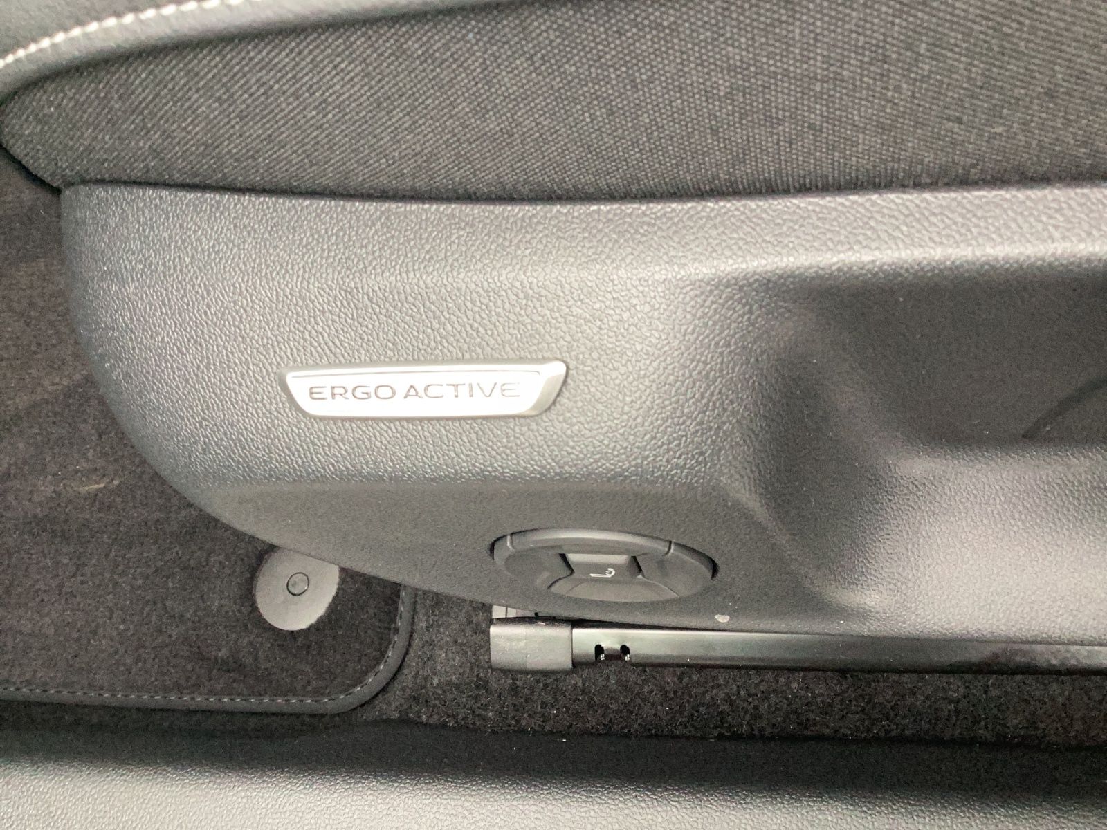 Fahrzeugabbildung Volkswagen T-Roc Style AHZV NAVI LED DAB ACC