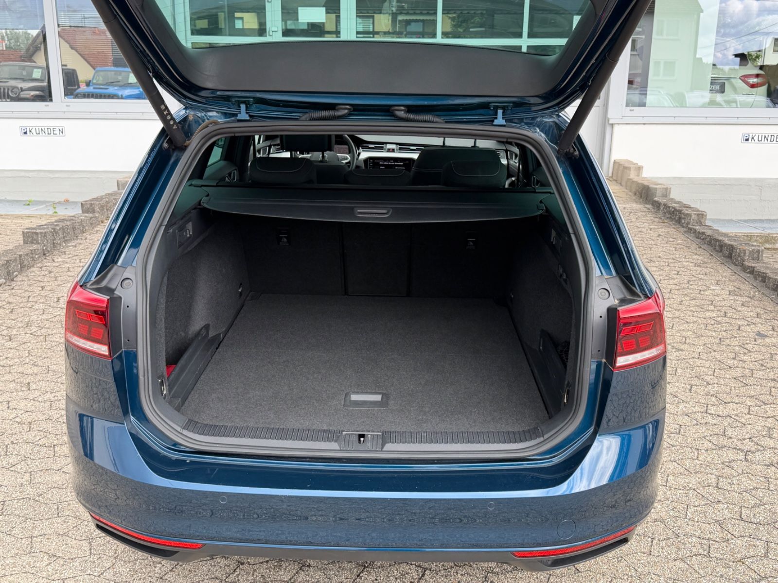 Fahrzeugabbildung Volkswagen Passat Business/AHK/Pano/LED/R-Cam/CarPlay/NAVI
