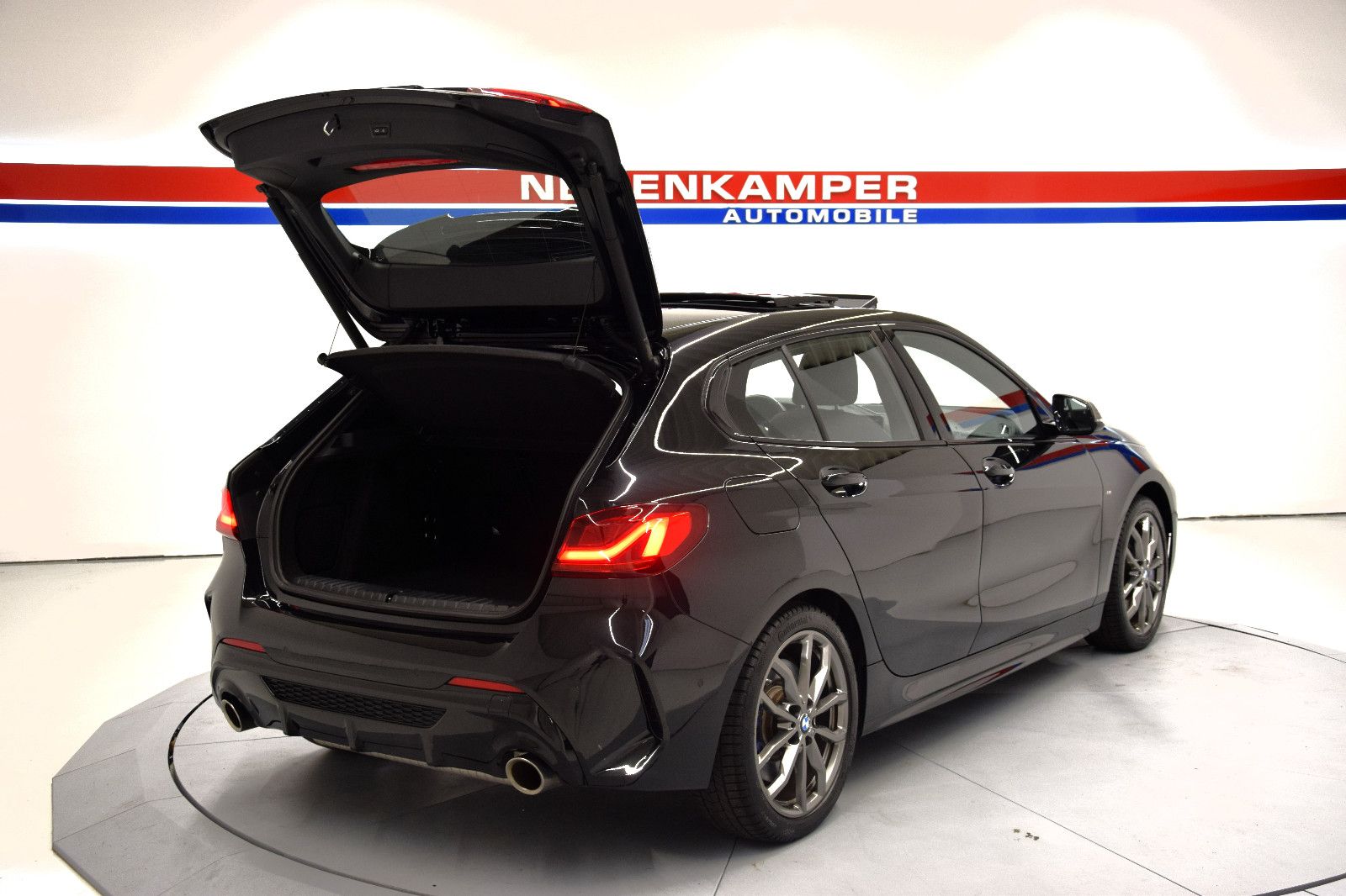 Fahrzeugabbildung BMW M135i xDrive Pano ACC HuD harman/karo NP 64.000€