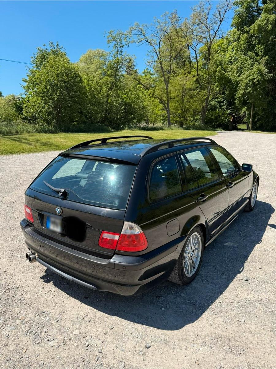 BMW 325 2004 — вигляд ззаду
