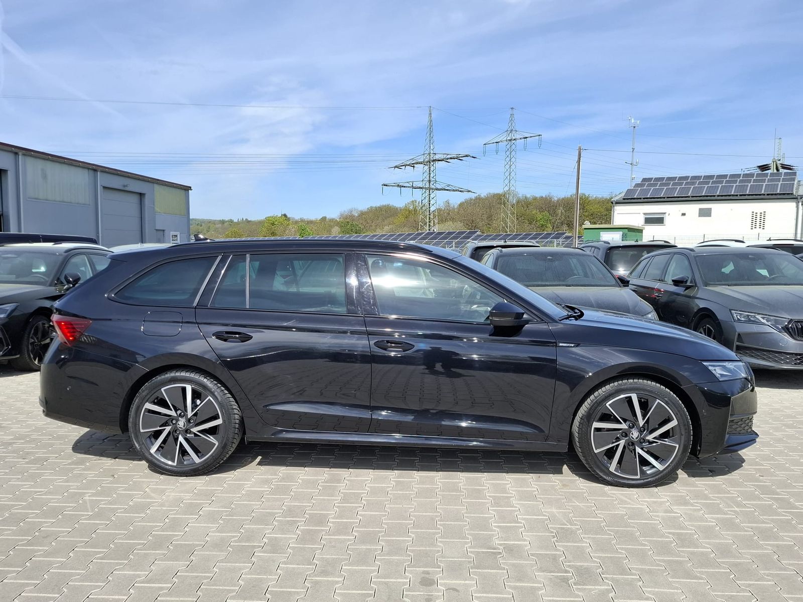 Fahrzeugabbildung SKODA Octavia 2.0 DSG Sportline MATRIX*AHK*CANTON*5J.G