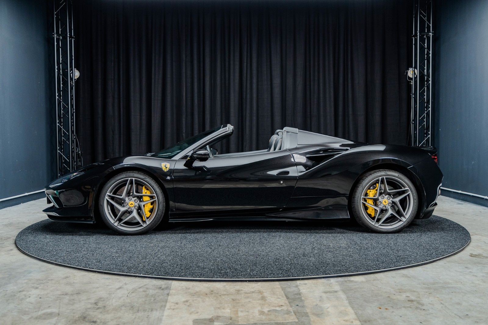 Fahrzeugabbildung Ferrari F8 Spider + Nero Daytona + Carbon + Lift + Garan