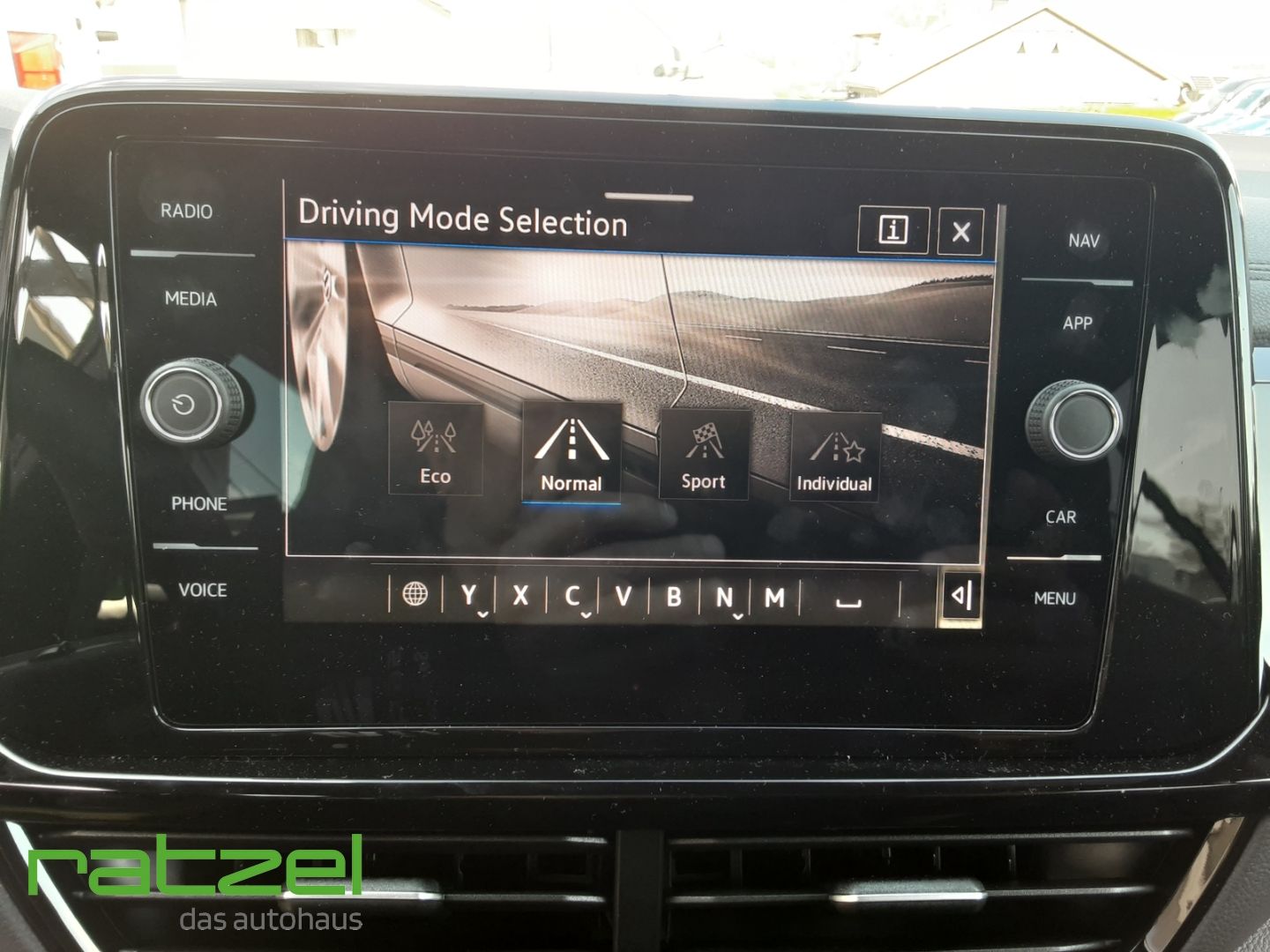 Fahrzeugabbildung Volkswagen T-Roc R-Line 1.5TSI DSG AHK+LED+Kamera+PDC+ACC