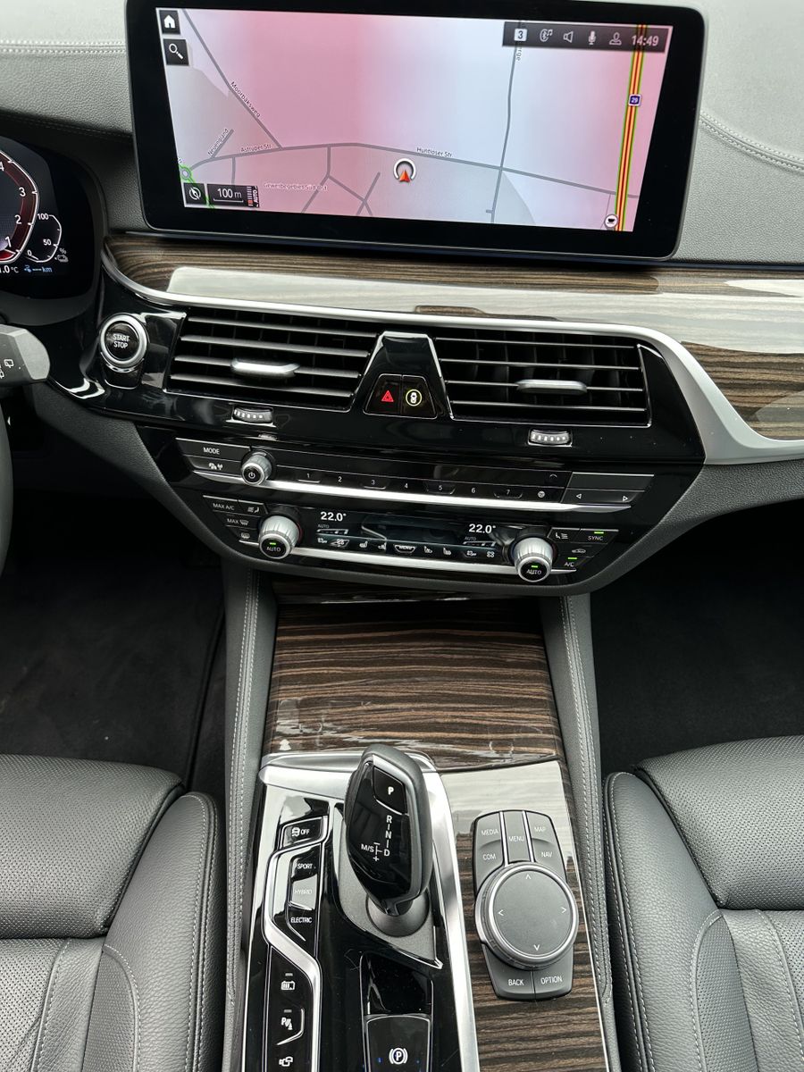 Fahrzeugabbildung BMW 530e Touring xDrive Luxury NAV+LASER+HUD+H&K+ACC