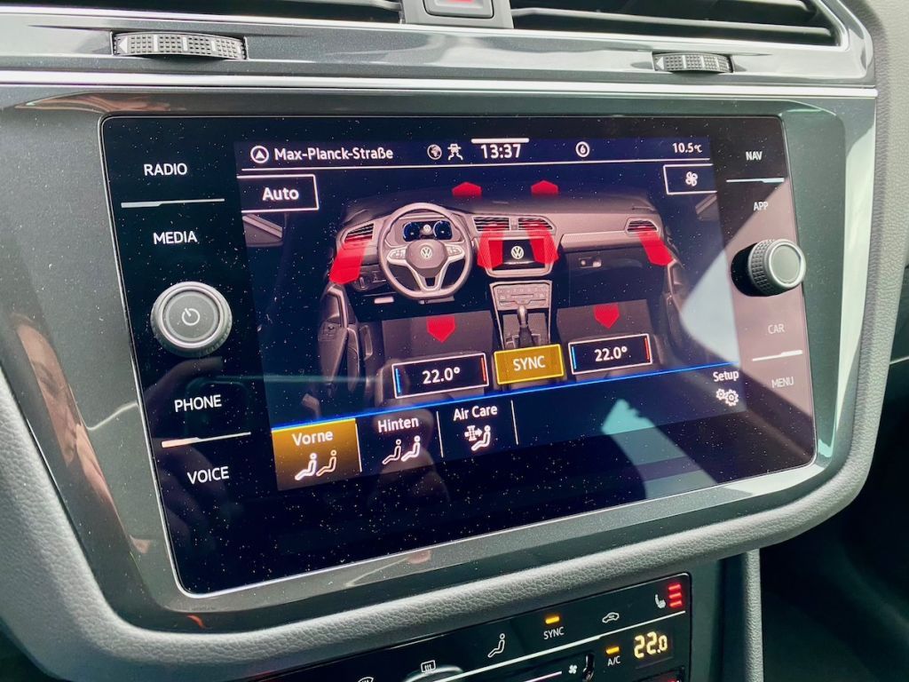 Fahrzeugabbildung Volkswagen Tiguan 1.5 TSI Life AAC NAVI SHZ PDC MASSAGE
