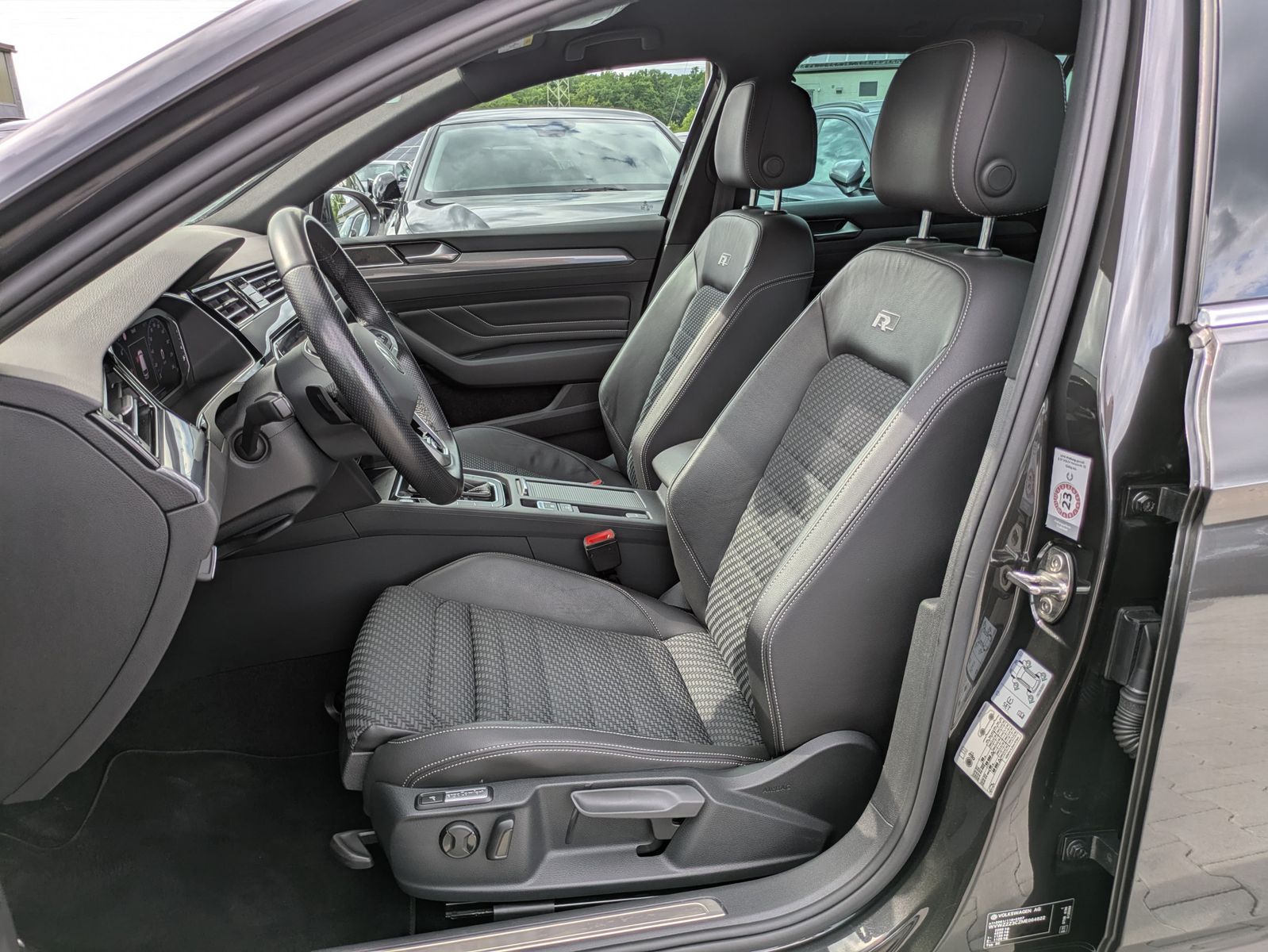 Fahrzeugabbildung Volkswagen Passat 2.0 TDI 2x R-Line MATRIX*KAMERA*ACC*NAVI