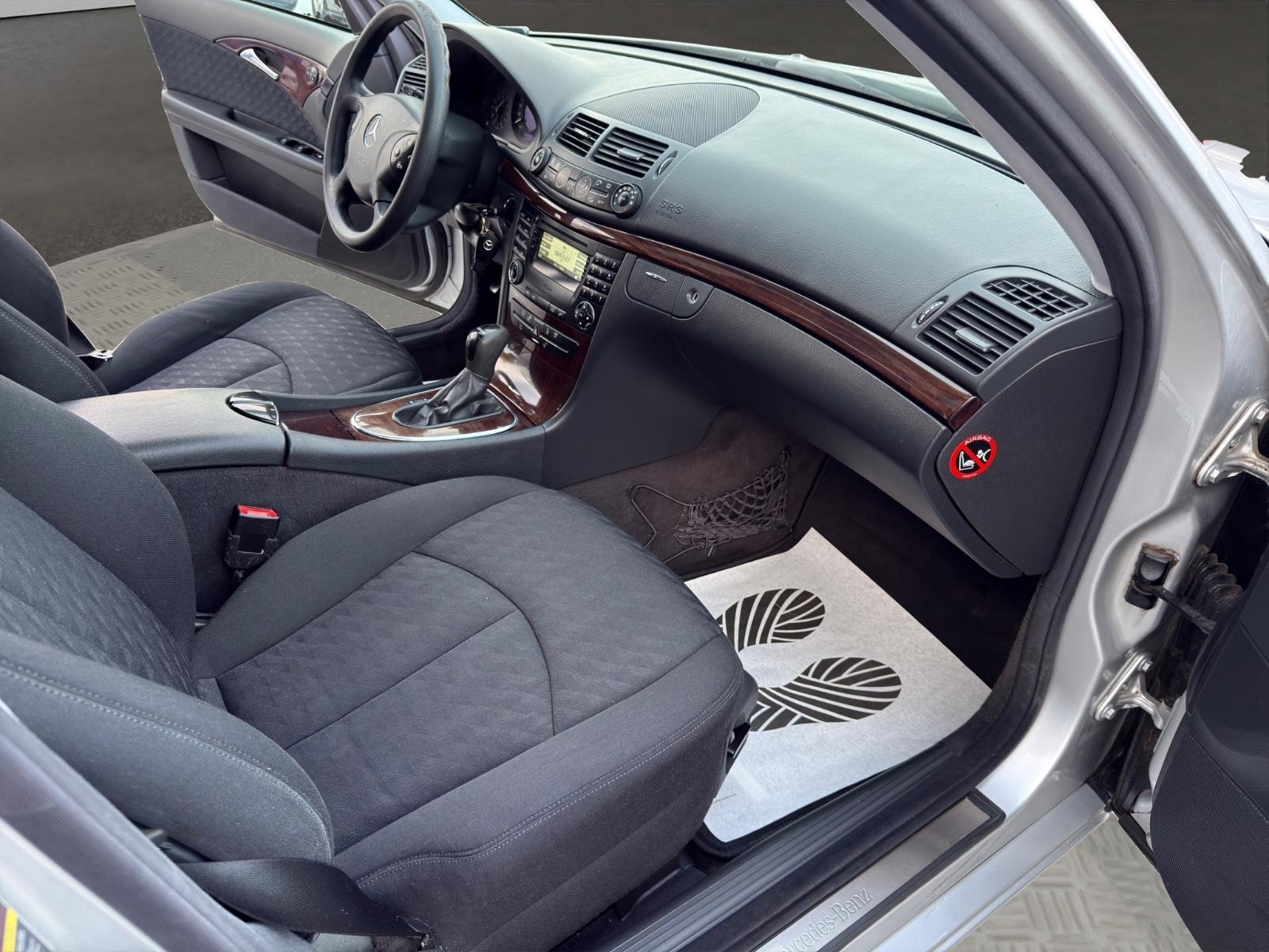 Mercedes-Benz E200 2005 — photo 12