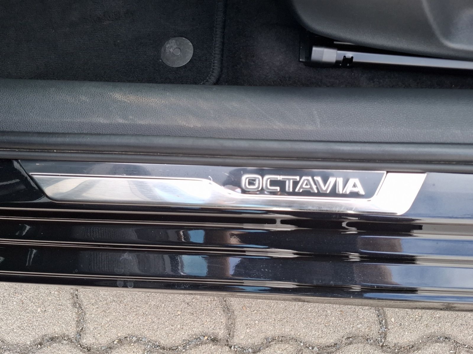 Fahrzeugabbildung SKODA Octavia Combi TSI Sportline  DSG 4x4 LED Pano GR