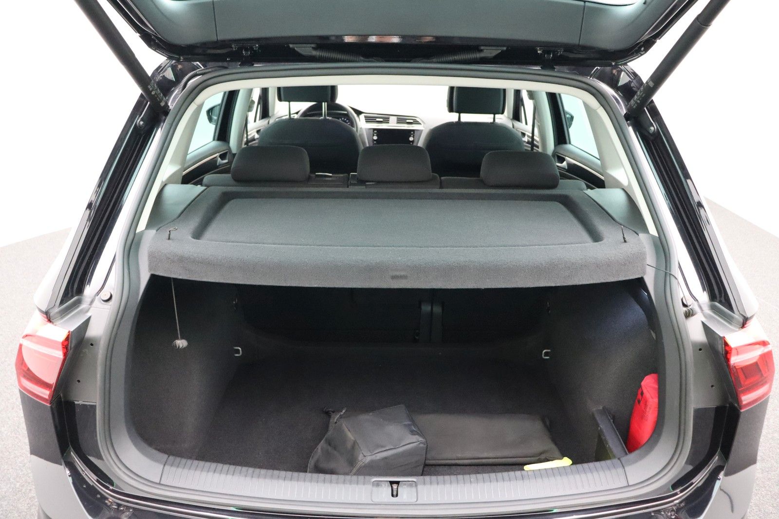 Fahrzeugabbildung Volkswagen Tiguan Elegance 2.0 ACC Matrix AHK