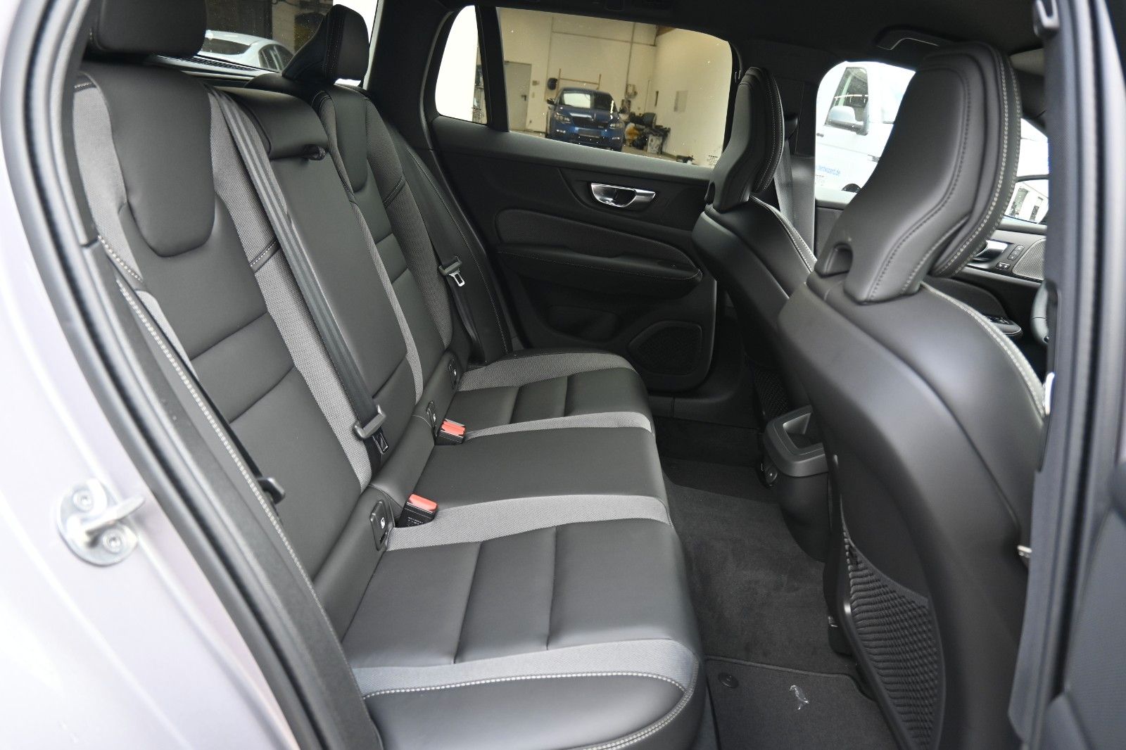 Fahrzeugabbildung Volvo V60 B4 Benzin DKG Plus Dark*FSHZG*360°*ACC*AHK