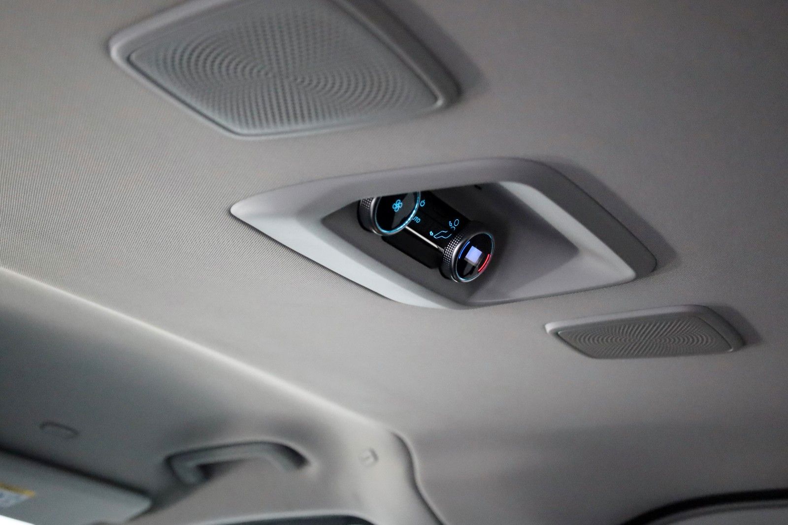 Fahrzeugabbildung Ford Tourneo Custom 2.0  320 L2 Titanium,8 Sitzer,AHK