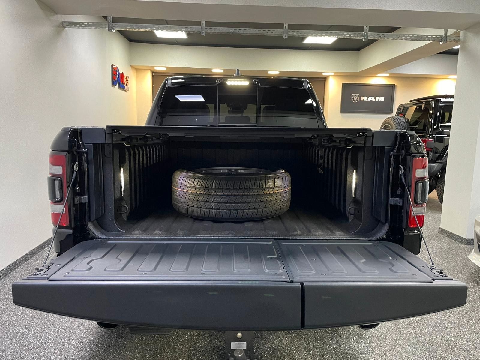 Fahrzeugabbildung Dodge LARAMIE NIGHT EDITION-RAMBOX-TAILGAT-12"-LUFTF.