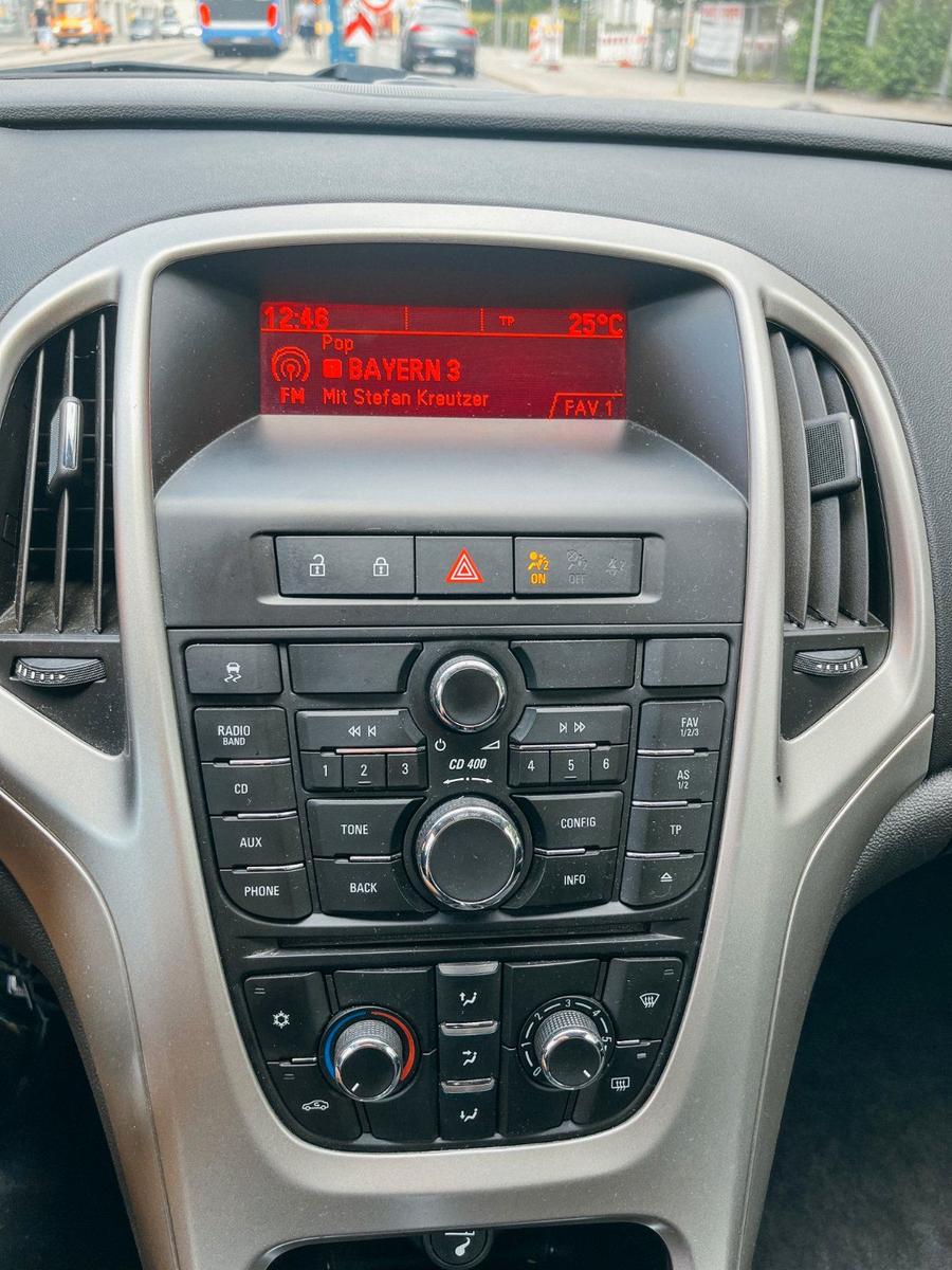 Opel Astra 2011 — photo 12