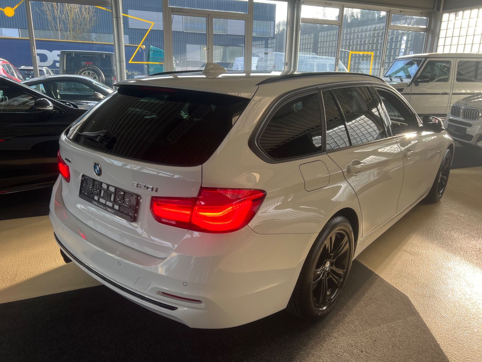 Fahrzeugabbildung BMW 320 i Touring xDrive Sport Line *NAVI PROF*LED*