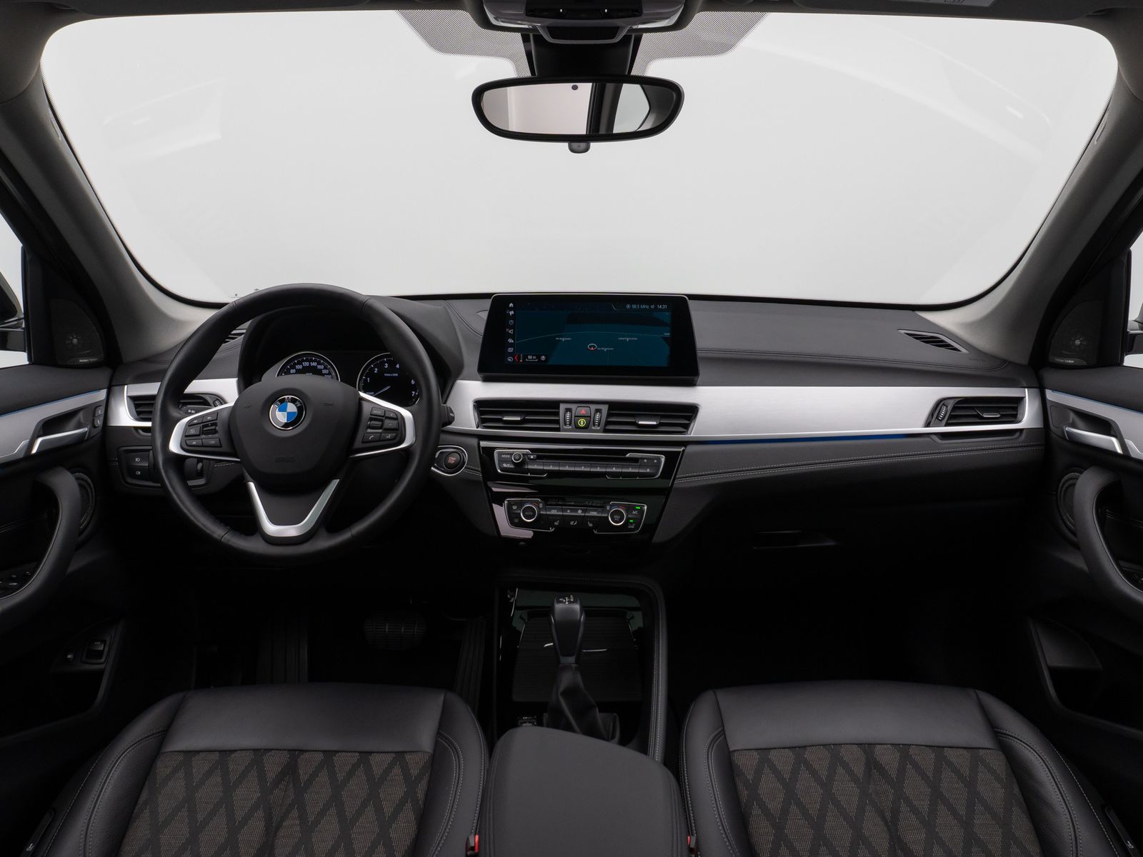 Fahrzeugabbildung BMW X1 xD25e xLine Panorama Kamera HUD DAB H/K AHK