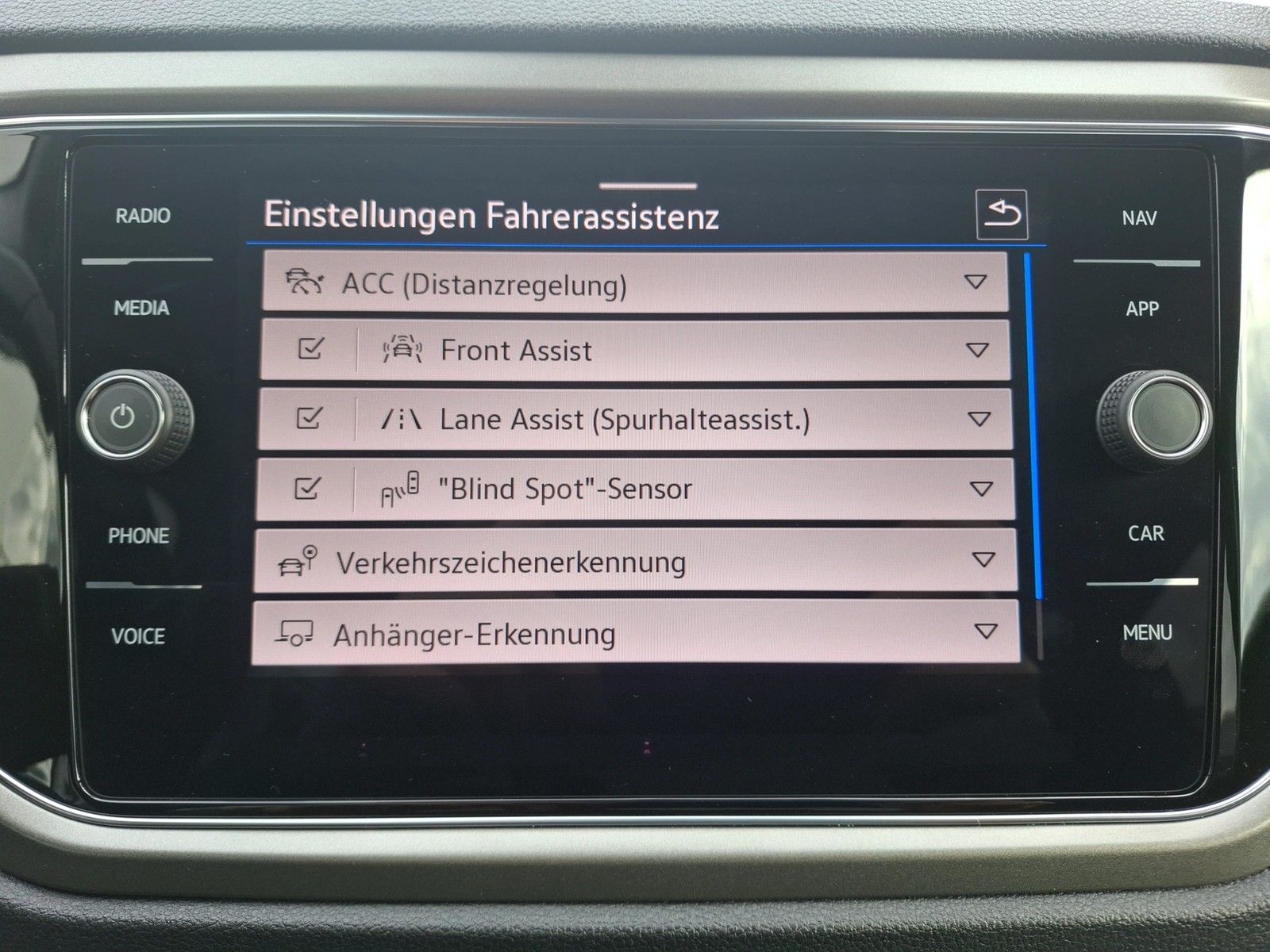 Fahrzeugabbildung Volkswagen T-Roc TSI Style LED AHK Navi AID ACC RFK SHZ