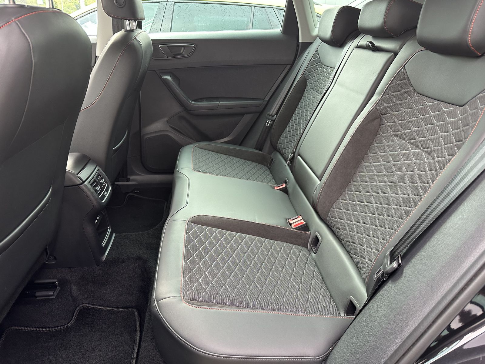 Fahrzeugabbildung SEAT Ateca FR 4Drive NAV+LED+19ZOLL+VCOCKPIT+KAM+ACC
