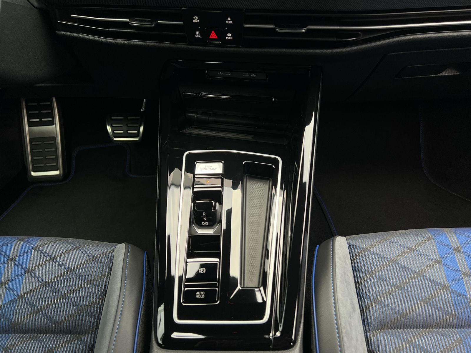 Fahrzeugabbildung Volkswagen Golf VIII R 2.0 TSI DSG 4MOTION *IQ.Light, Black