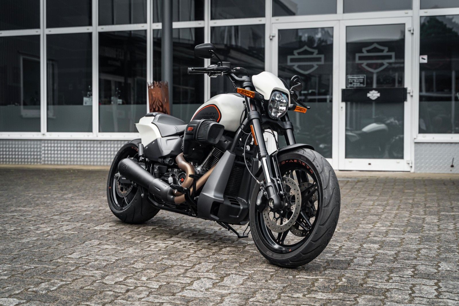 Fahrzeugabbildung Harley-Davidson FXDRS 114 CUI - KESSTECH - SEITLICHER KZH