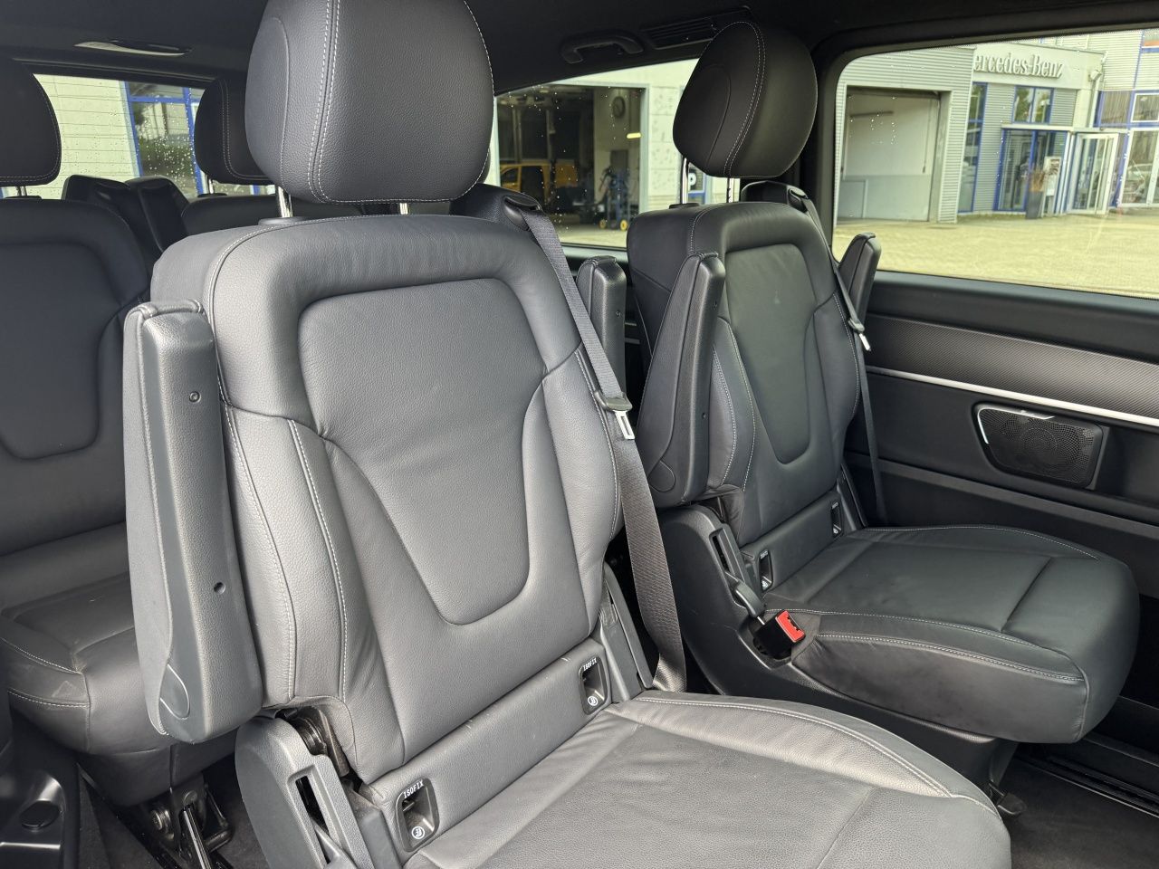 Fahrzeugabbildung Mercedes-Benz V 300d Avantgarde Ed. lang 4x4 Distronic*AMG*AHK