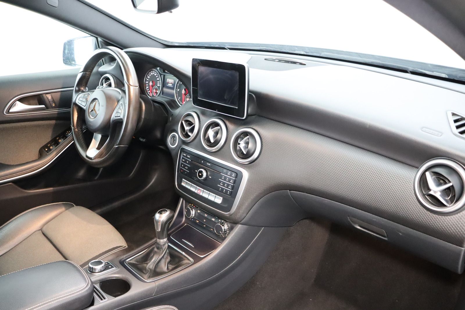 Fahrzeugabbildung Mercedes-Benz A 180 d * Navi * PDC * HU/AU neu