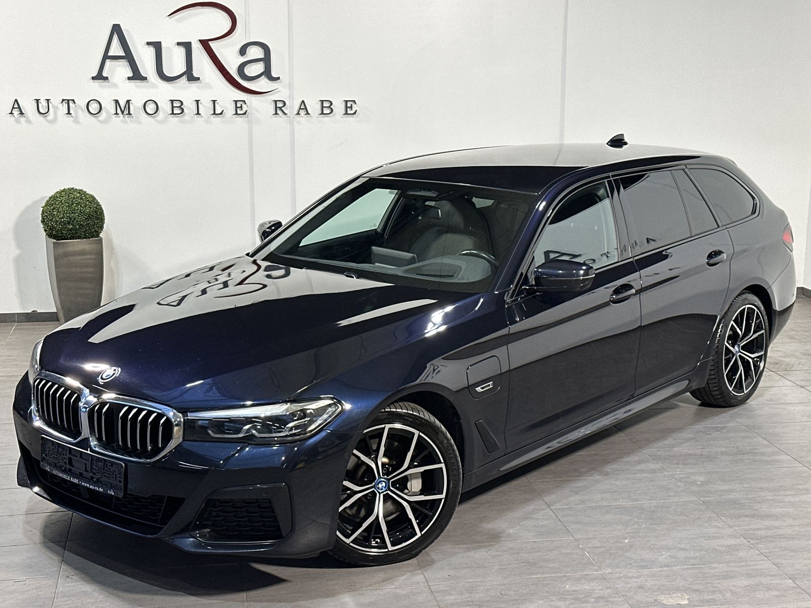 Fahrzeugabbildung BMW 530e Touring xDrive M-Sport NAV+LED+HEAD-UP+19ZO