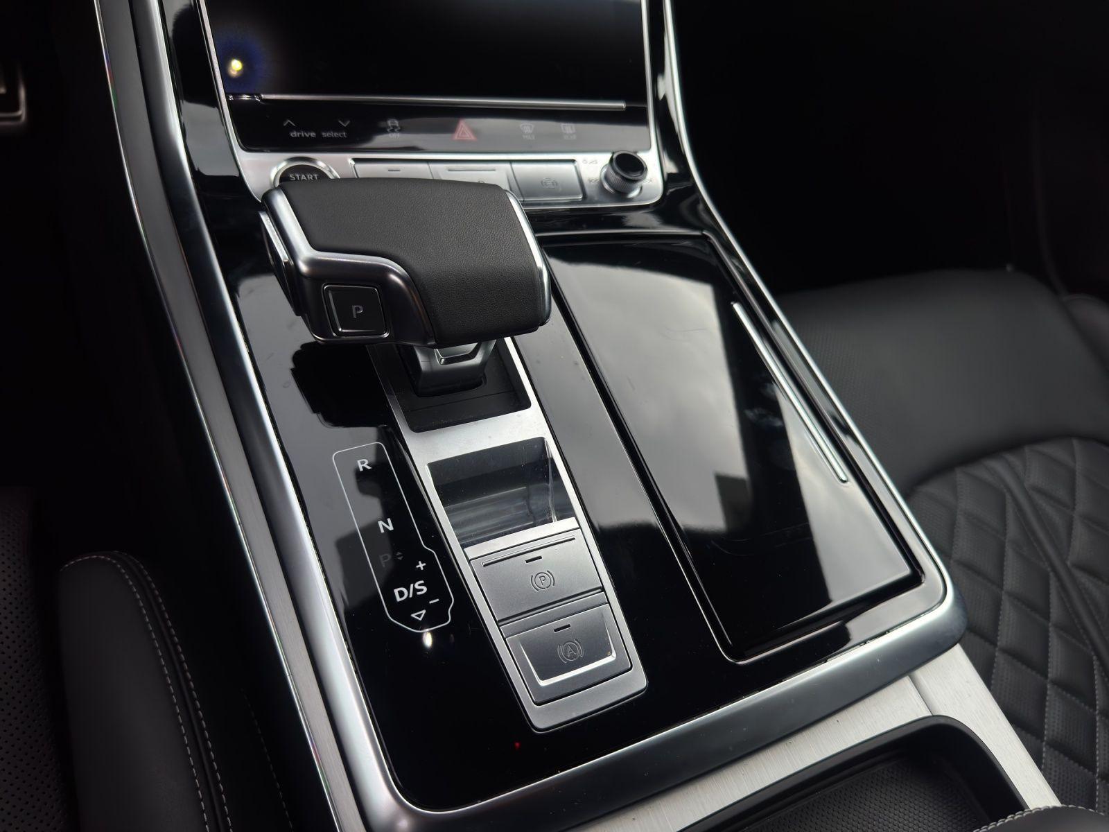 Audi Q8 TFSI e Q S LINE LEDER AHK LM22