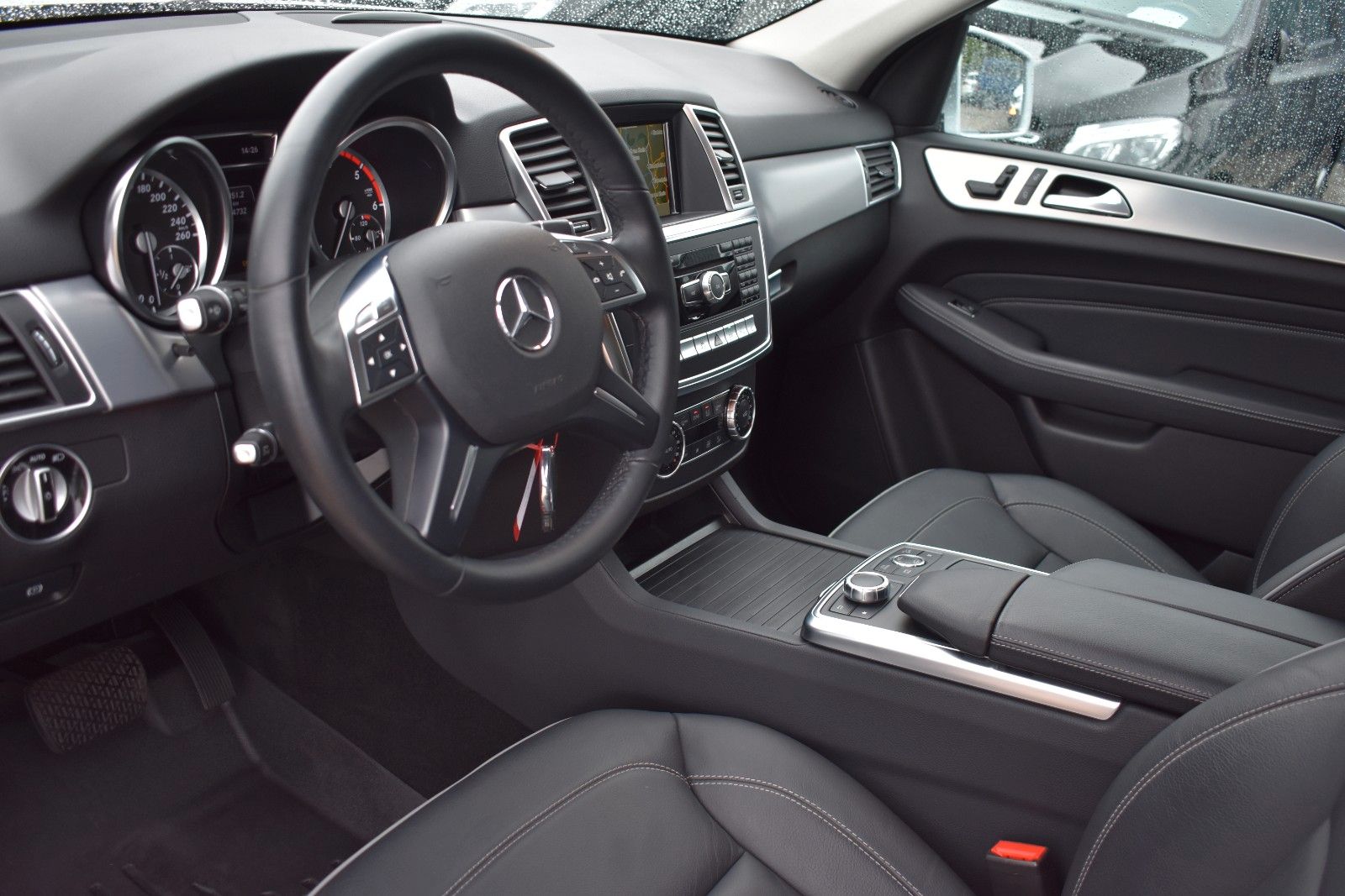 Fahrzeugabbildung Mercedes-Benz ML 350 CDI BlueTec 4Matic AHK/PANO/DISTRONIC