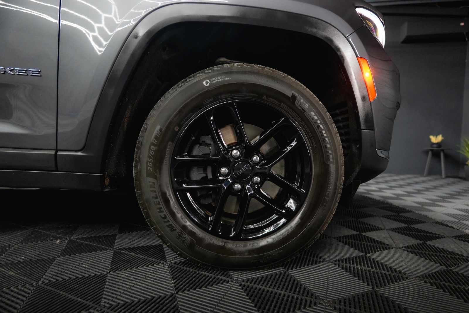 Fahrzeugabbildung Jeep Grand Cherokee 3.6 4x4 LAREDO L ACC Kamera 19%