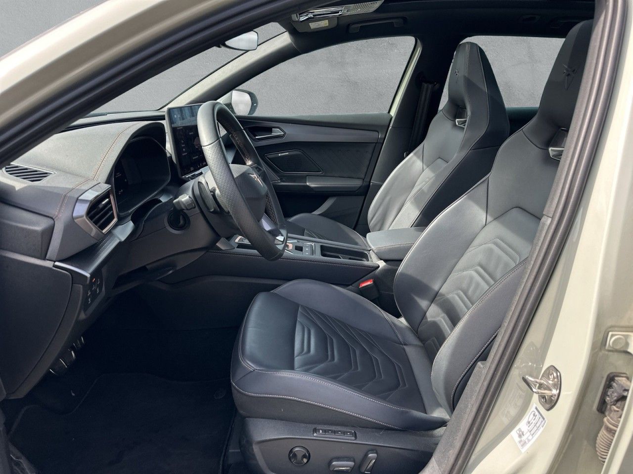 Fahrzeugabbildung CUPRA Leon ST VZ 2.0 TSI 333 PS 4Drive Akebono Pano - mit KI generiert/bearbeitet