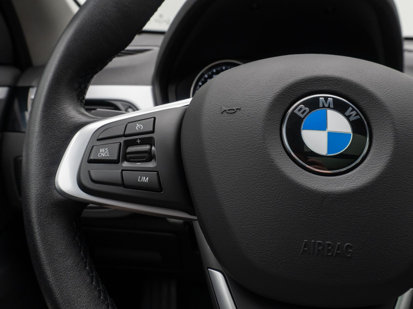 Fahrzeugabbildung BMW X1 xD18d Navi DAB Lordos GeschwindigReg Panorama