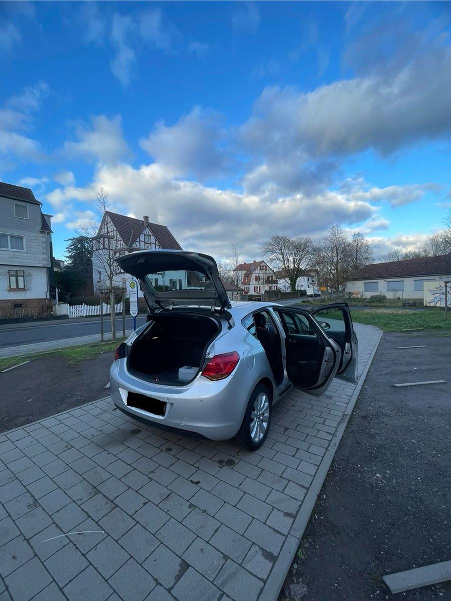 Opel Astra 2010 — photo 12