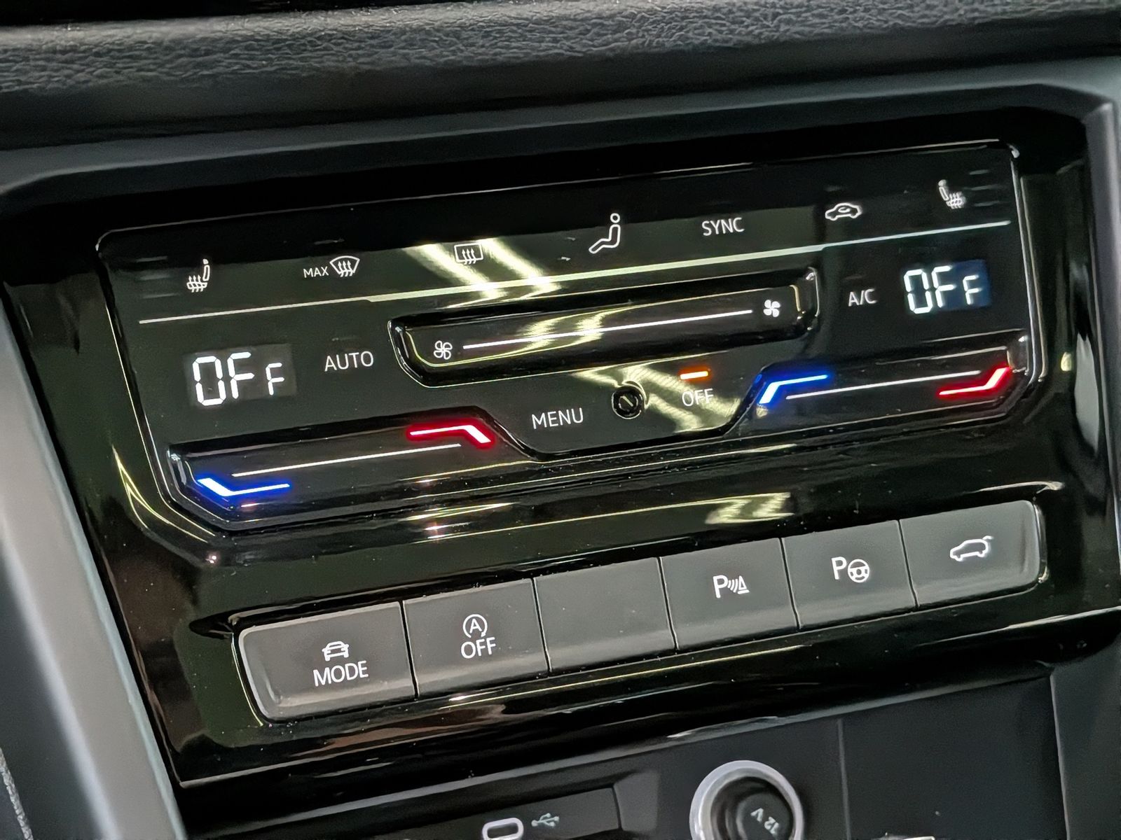 Fahrzeugabbildung Volkswagen Touran 2.0 DSG R-Line High Pano 7-Si IQ AHK VOLL