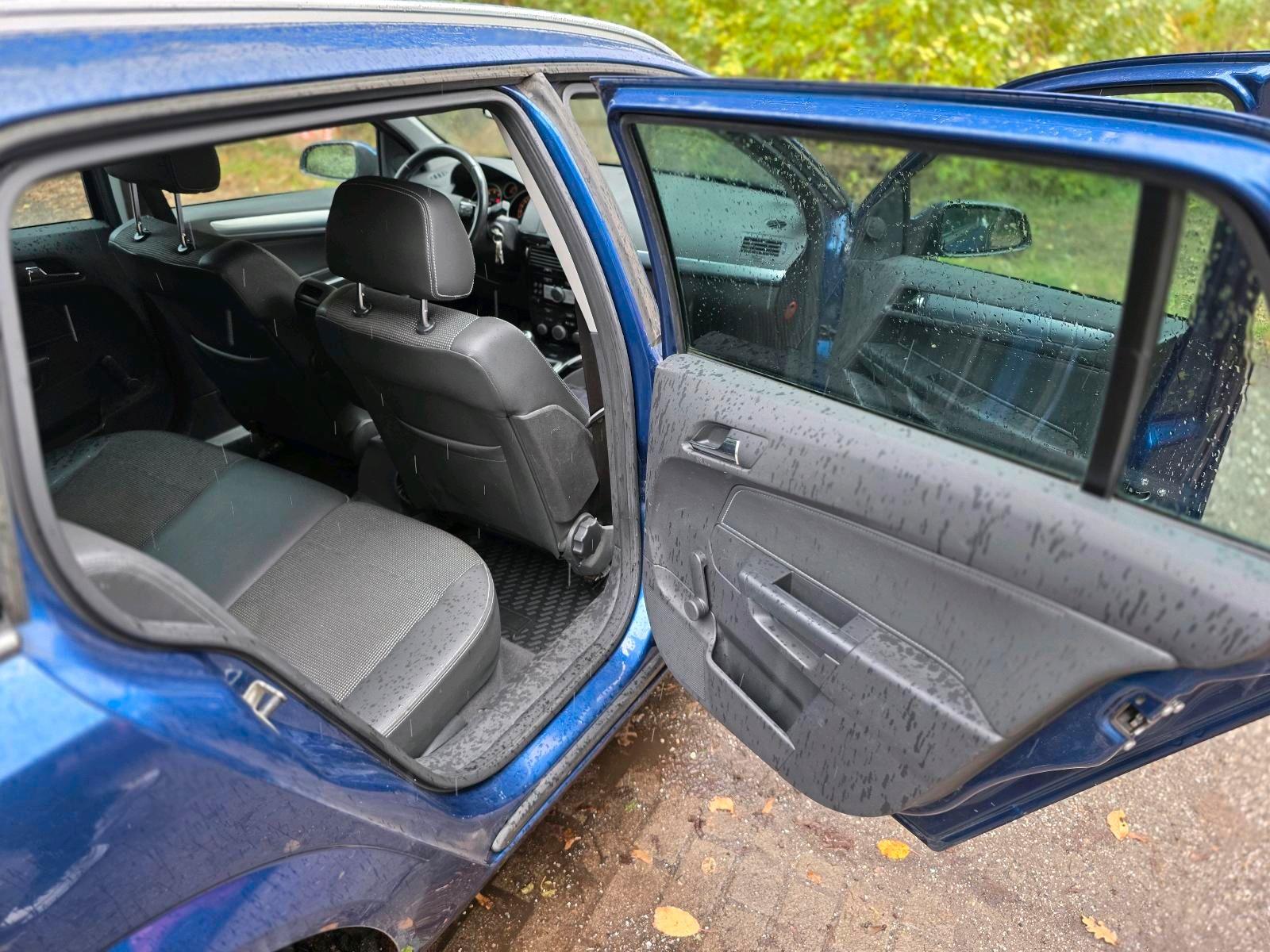 Opel Astra 2009 — photo 13