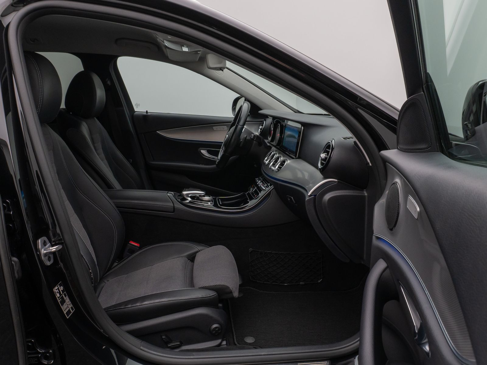 Fahrzeugabbildung Mercedes-Benz E 220d T-Modell Avantgarde Kamera AHK Tempomat